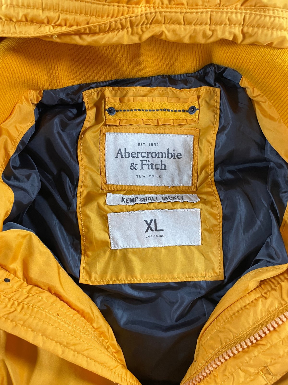 襟裏のタグ：EST. 1892 Abercrombie & Fitch NEW YORK／KEMPSHALL JACKET／XL／MADE IN CHINA