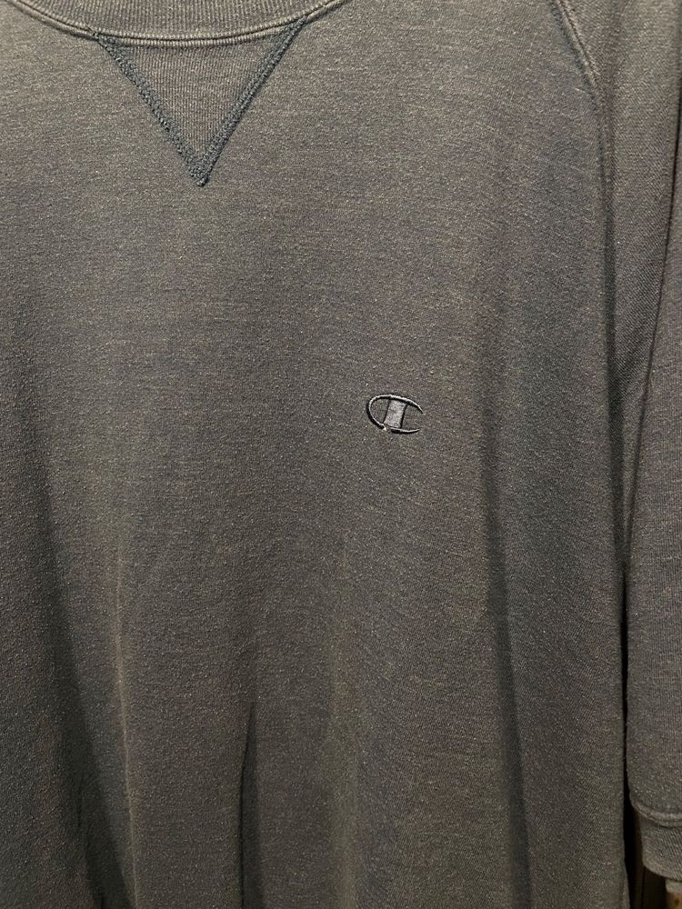 Champion 胸の小さなCロゴ（目付き）と首元のVガゼット