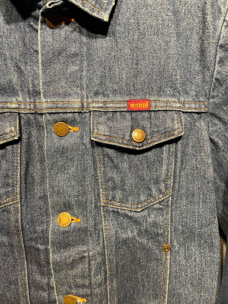 RUSTLER 胸の赤いタブと刻印入りのボタン